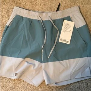 Men’s lane line shorts 6”